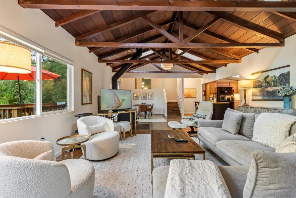 a living room with couches and a tv at Starry Nights - River Wineries Huge Fenced Yard in Forestville