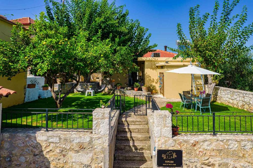 una scala in pietra che conduce a un cortile con patio di Pomogna house a Pemónia