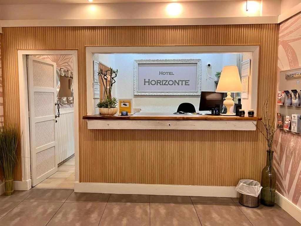 domowy sklep z narzędziami z dużym oknem w pokoju w obiekcie Hotel Horizonte w mieście Santa Cruz de Tenerife