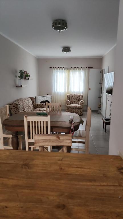 sala de estar con mesa, sillas y sofá en Vintage en La Plata