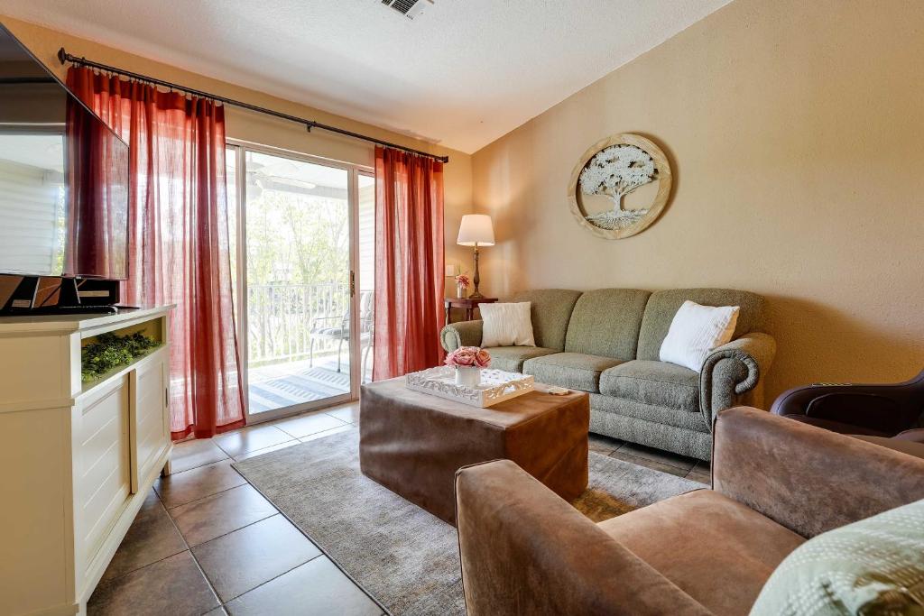 uma sala de estar com um sofá e uma mesa em Centrally Located Branson Condo Step-Free Access em Branson