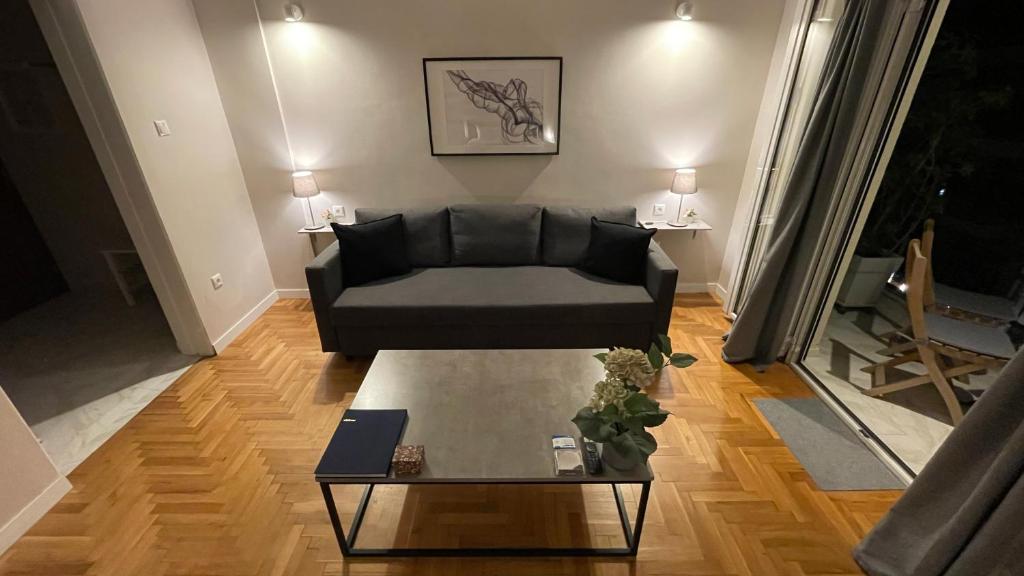 Posezení v ubytování 2 Newly Renovated Charming Apartments steps from Panormou Metro Station