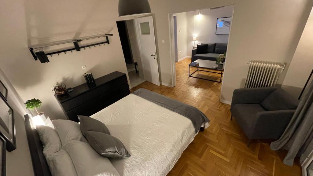 Posezení v ubytování 2 Newly Renovated Charming Apartments steps from Panormou Metro Station