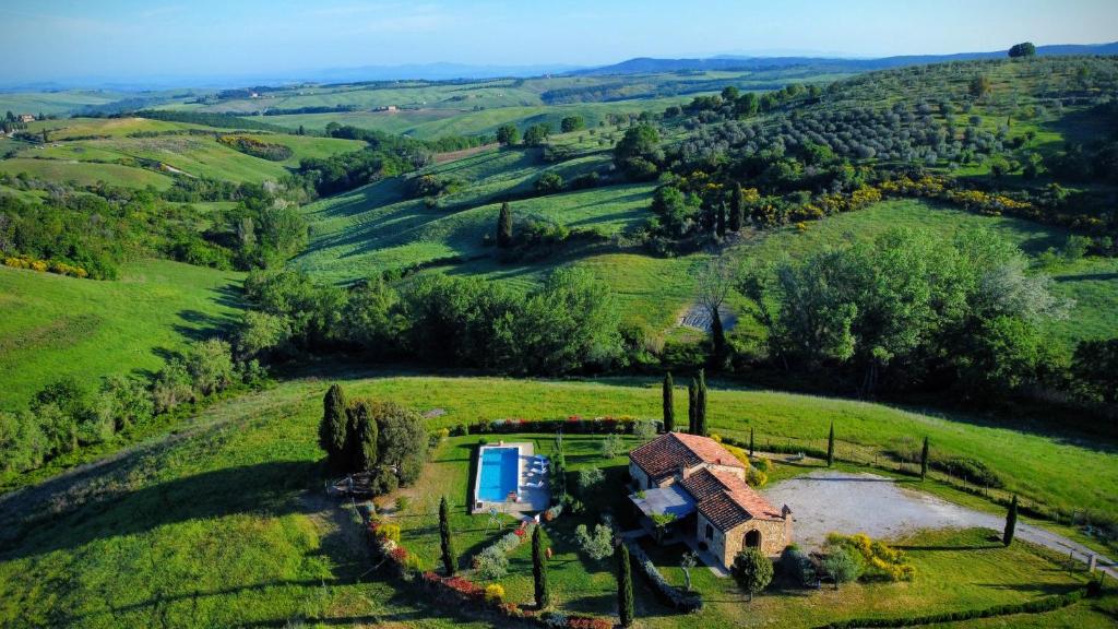an aerial view of a house in a field at Villa S.Anna in Montisi