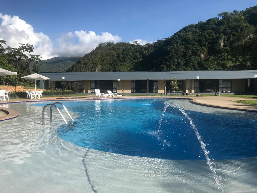 a swimming pool with a fountain in front of a building at Hotel Mirador de la Esperanza in San Juan de Rioseco 
