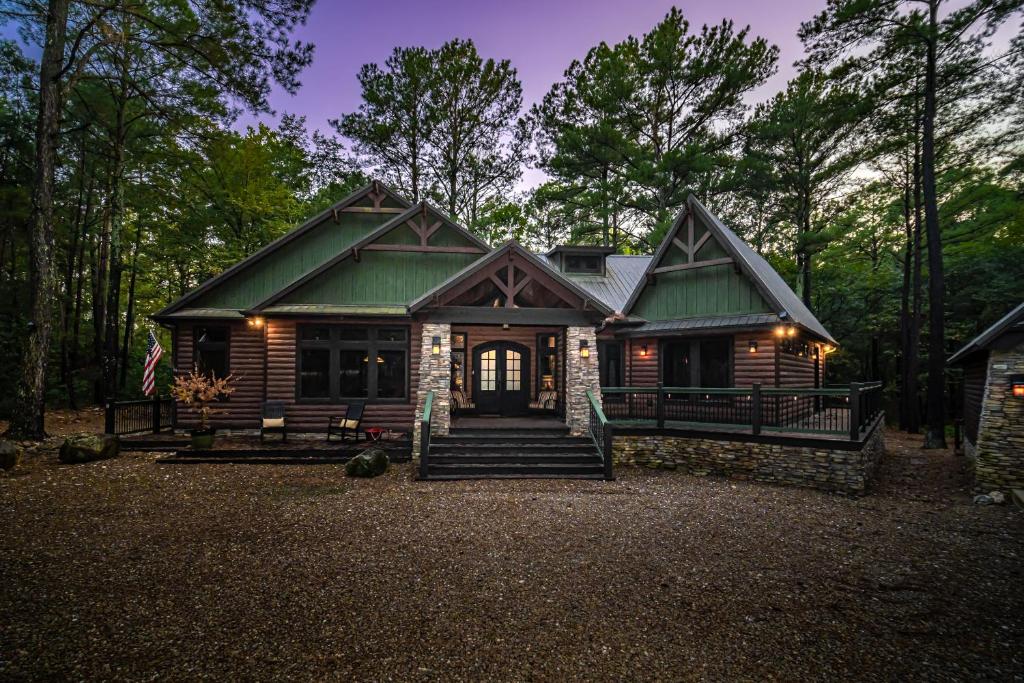 une cabane en rondins dans les bois la nuit dans l'établissement Lasso The Moon, à Stephens Gap