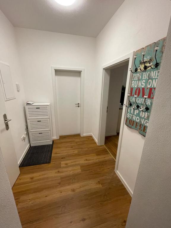 um quarto vazio com um corredor com pisos em madeira em WEN BHF NEU & ZENTRAL in Weiden für bis zu 6 Personen em Weiden