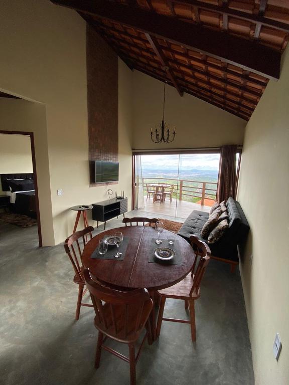 een woonkamer met een houten tafel en een bank bij Vista Bela in Bezerros