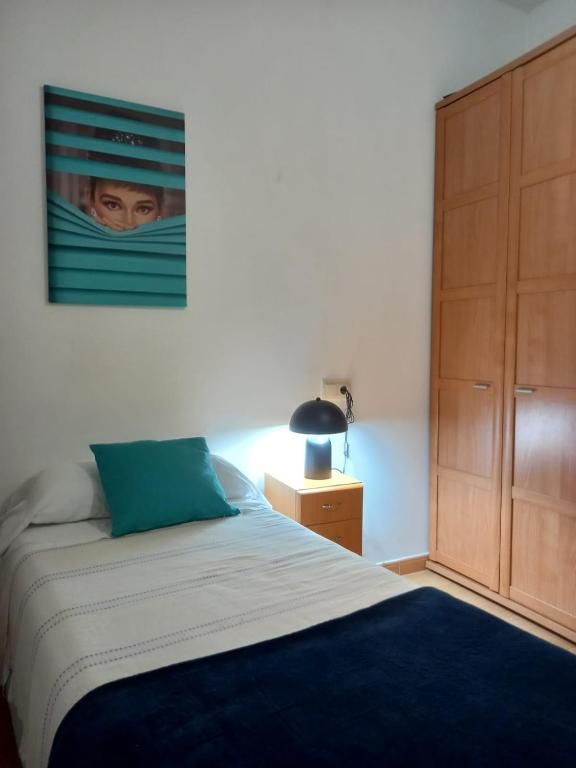 Postel nebo postele na pokoji v ubytování Apartamento con pequeño jardín en el centro