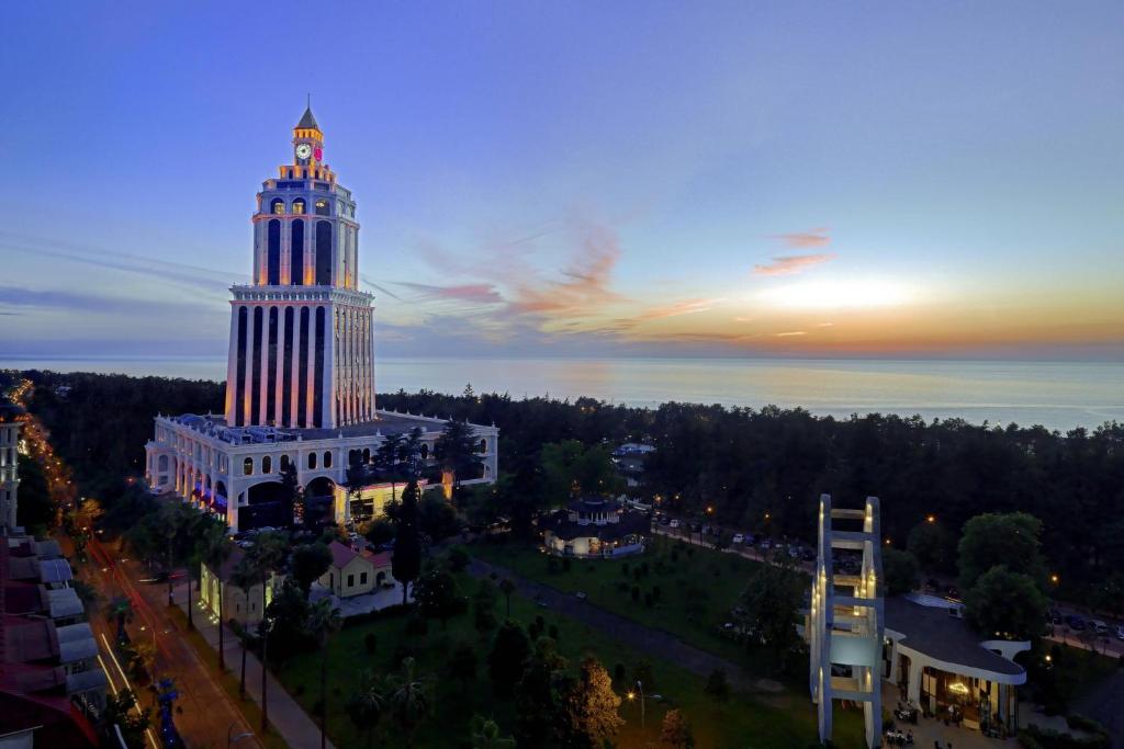 un grand bâtiment avec une tour en haut dans l'établissement Sheraton Batumi Hotel, à Batoumi