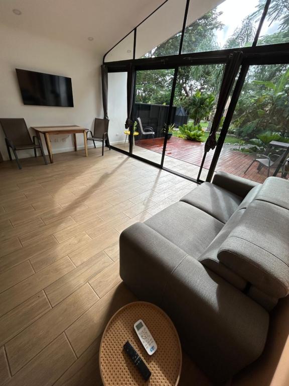 TV a/nebo společenská místnost v ubytování Pyramid Tamarindo Luxury Hotel