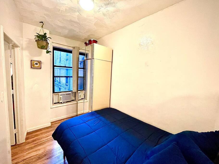 una camera con un grande letto blu di Nice 2 bedrooms apartament 10 minutes to Times Square a Weehawken