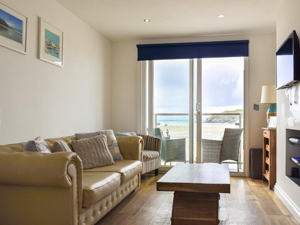 sala de estar con sofá y vistas al océano en Pennti Treth - Uk39455, en Saint Columb Minor