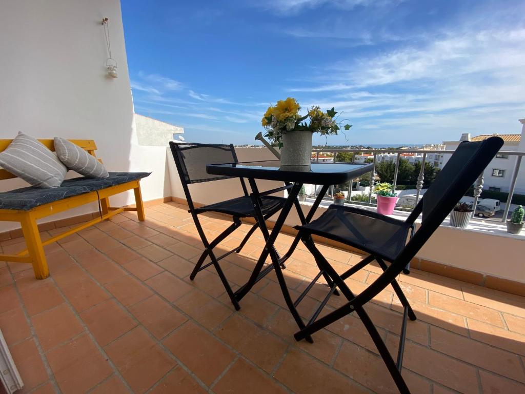d'une table et de chaises sur un balcon avec vue. dans l'établissement Moradia Olival- BBQ, 2 Quartos, Quintal, à Albufeira