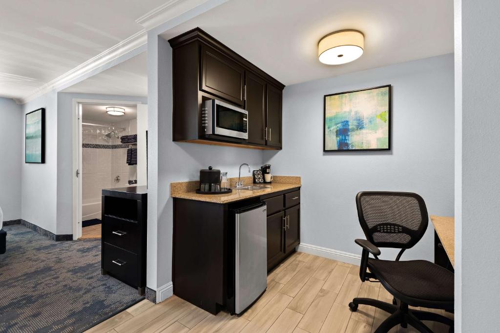 a kitchen with a counter and a chair in a room at Best Western Plus Manhattan Beach Hotel in Manhattan Beach
