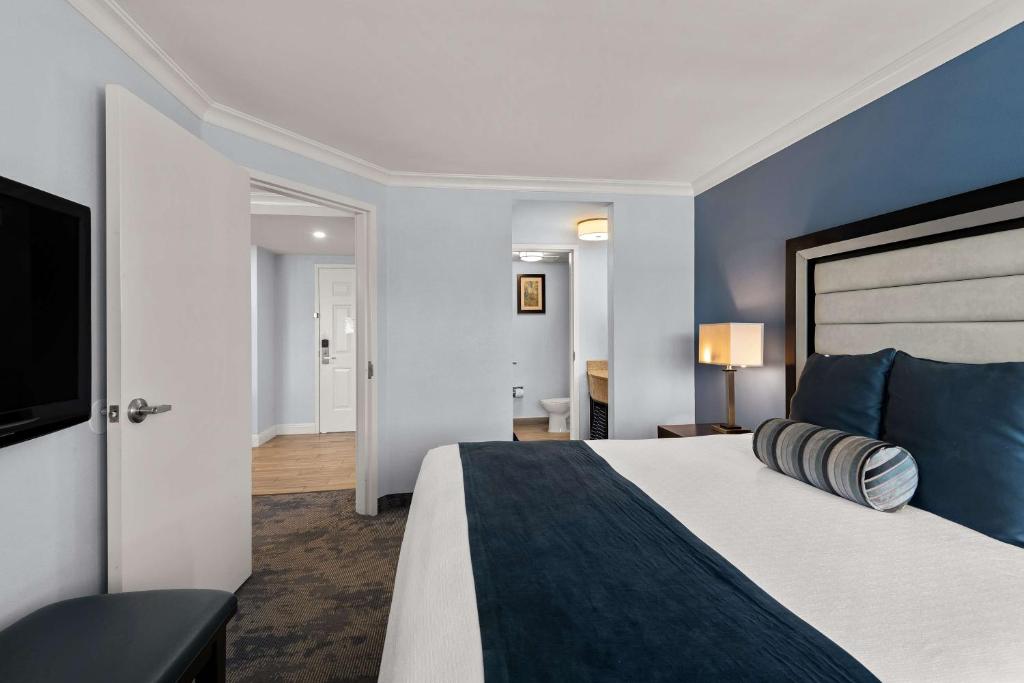 a hotel room with a bed and a television at Best Western Plus Manhattan Beach Hotel in Manhattan Beach
