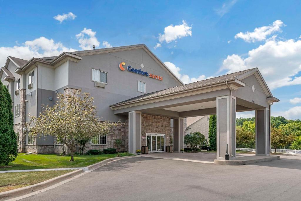 a front view of a hotel with a parking lot at Comfort Suites Lake Geneva East in Lake Geneva