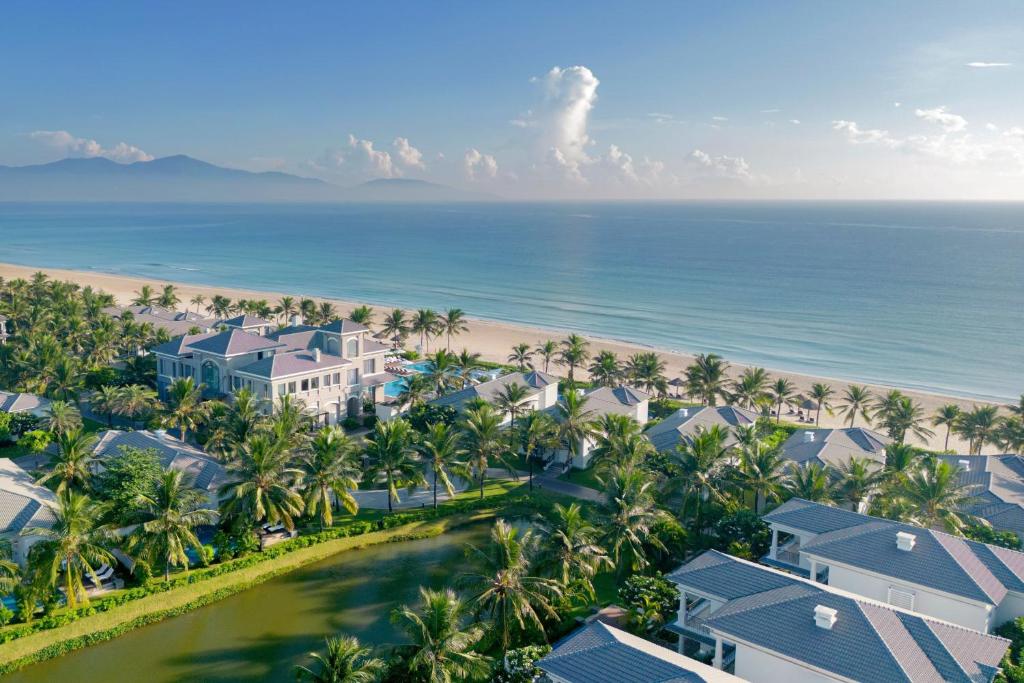 una vista aerea di un resort con palme e spiaggia di Danang Marriott Resort & Spa, Non Nuoc Beach Villas a Da Nang