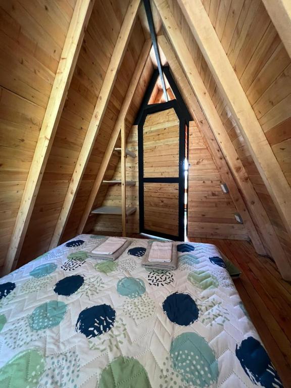 Postel nebo postele na pokoji v ubytování Cabaña Starka & Jacuzzi