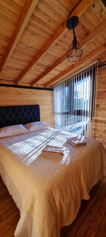 Postel nebo postele na pokoji v ubytování Cabaña Starka & Jacuzzi