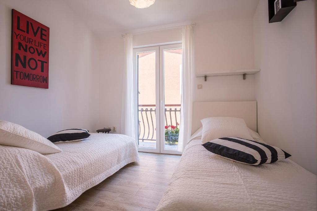 Postel nebo postele na pokoji v ubytování Apartments Oleandar