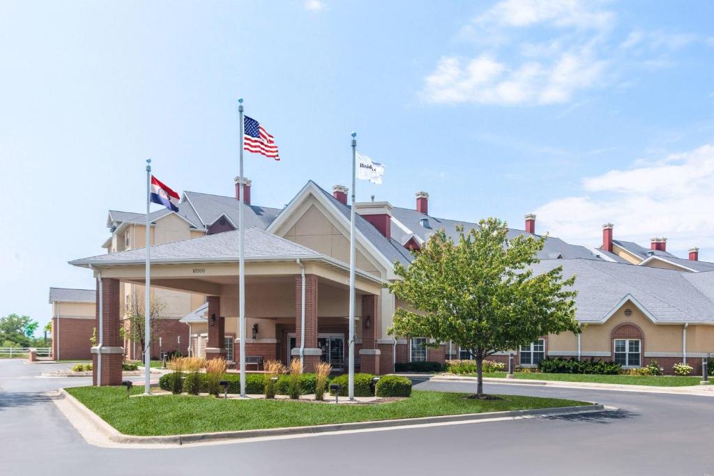 Ein Gebäude mit zwei amerikanischen Flaggen darüber in der Unterkunft Residence Inn Kansas City Airport in Kansas City