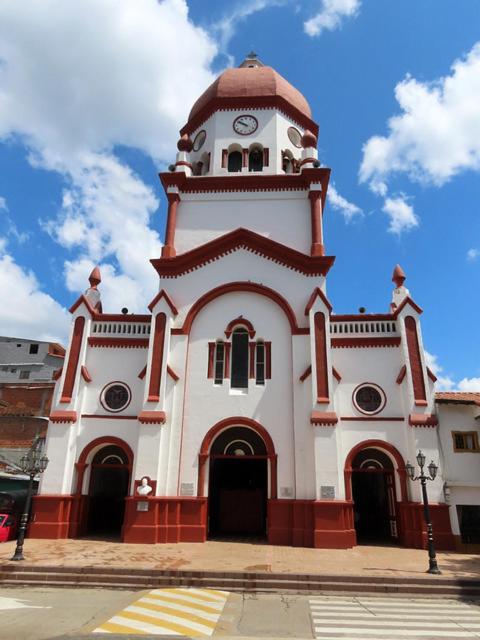 uma igreja com uma torre com um relógio em Mirador del fuerte em São Rafael