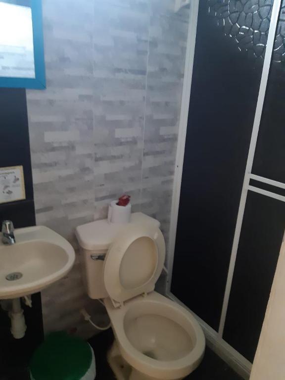 un baño con inodoro y lavabo en Hotel Los Estoraques, en Aguachica