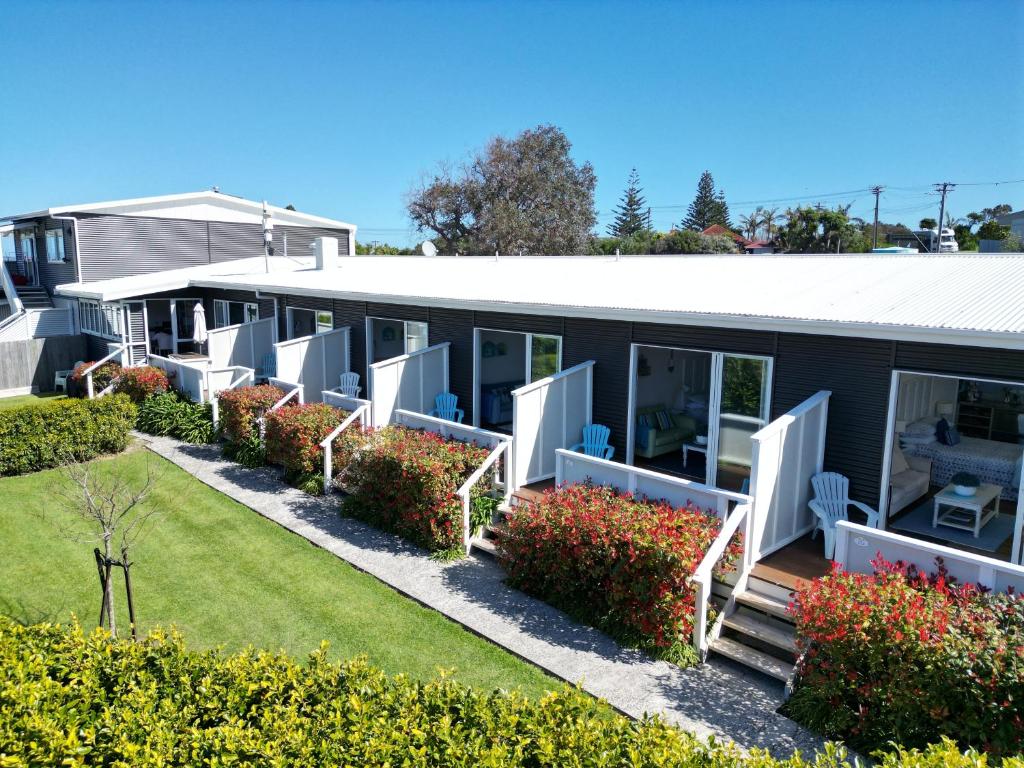 un edificio con puertas blancas y flores en un patio en Leigh Central en Leigh