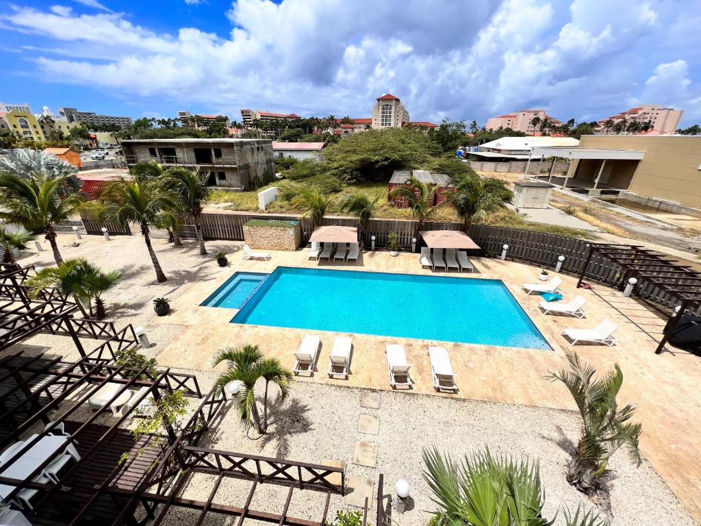 una vista aérea de una piscina en un hotel en Las Islas #12, en Palm-Eagle Beach
