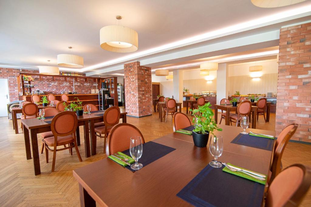 Reštaurácia alebo iné gastronomické zariadenie v ubytovaní Ośrodek Gawra