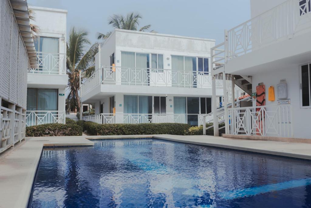 una piscina frente a un edificio en Hotel San Luis Beach House en San Andrés