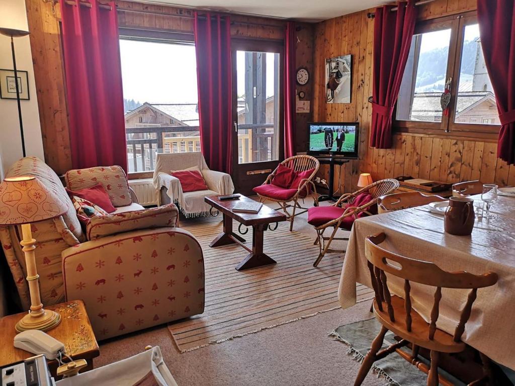 a living room with chairs and a table and a television at Appartement Notre-Dame-de-Bellecombe, 2 pièces, 4 personnes - FR-1-595-90 in Notre-Dame-de-Bellecombe