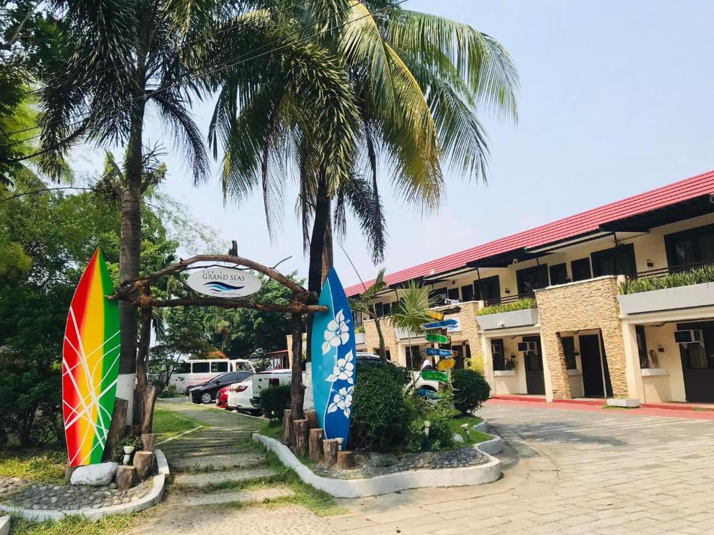 un grupo de tablas de surf frente a un edificio en Subic Grand Seas Resort en Olongapo