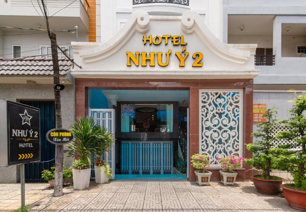 een hotel met een bord aan de voorzijde van een gebouw bij Hotel Nhu Y 2 in Ho Chi Minh-stad