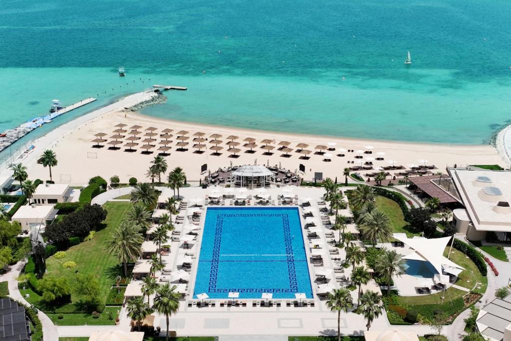 una vista aerea di un resort con piscina e spiaggia di The St. Regis Doha a Doha