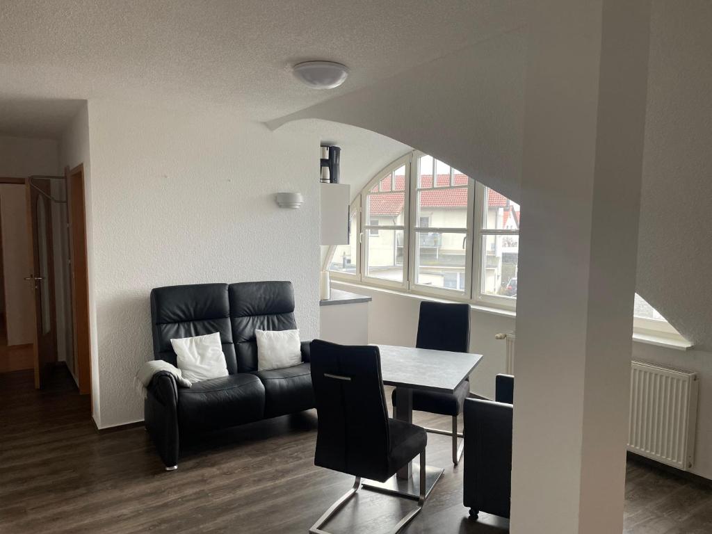 een woonkamer met een bank en een tafel en stoelen bij Ferienwohnungen Ryck Blick in Greifswald