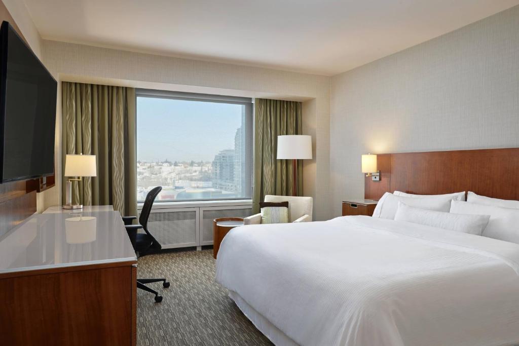 Postel nebo postele na pokoji v ubytování The Westin Calgary