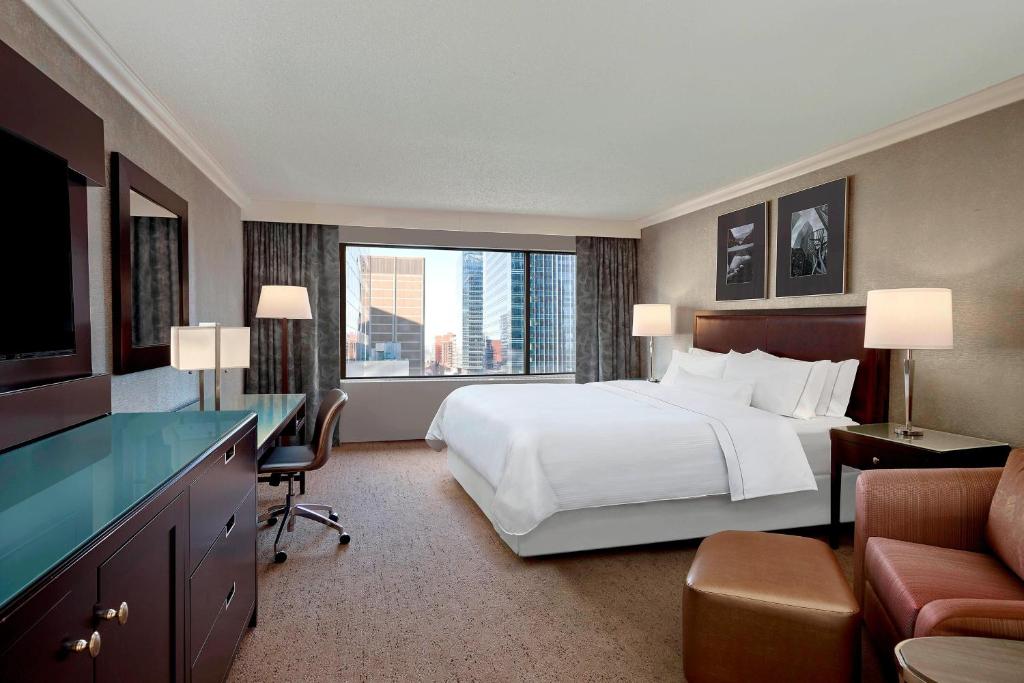 Postel nebo postele na pokoji v ubytování The Westin Calgary