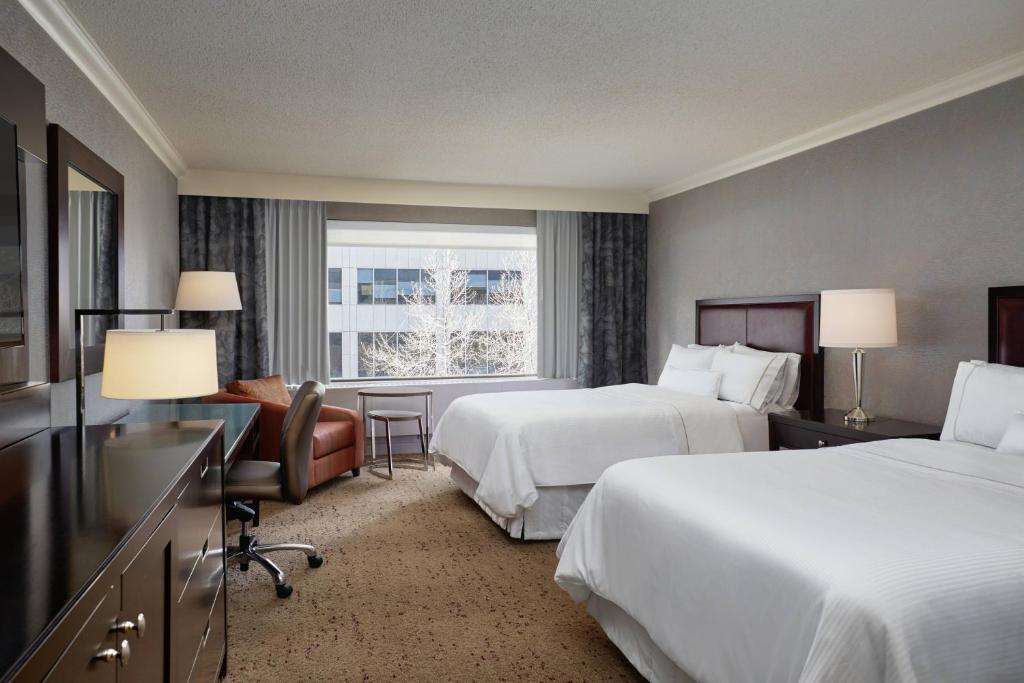 Postel nebo postele na pokoji v ubytování The Westin Calgary