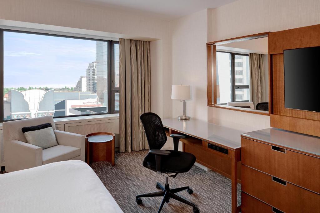 TV a/nebo společenská místnost v ubytování The Westin Calgary