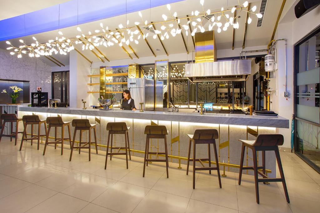 Lounge nebo bar v ubytování THE 1O1 Jakarta Airport CBC