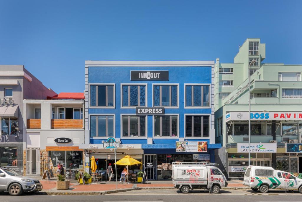 ein blaues Gebäude an der Seite einer Stadtstraße in der Unterkunft Inn & Out Express Sea Point in Kapstadt