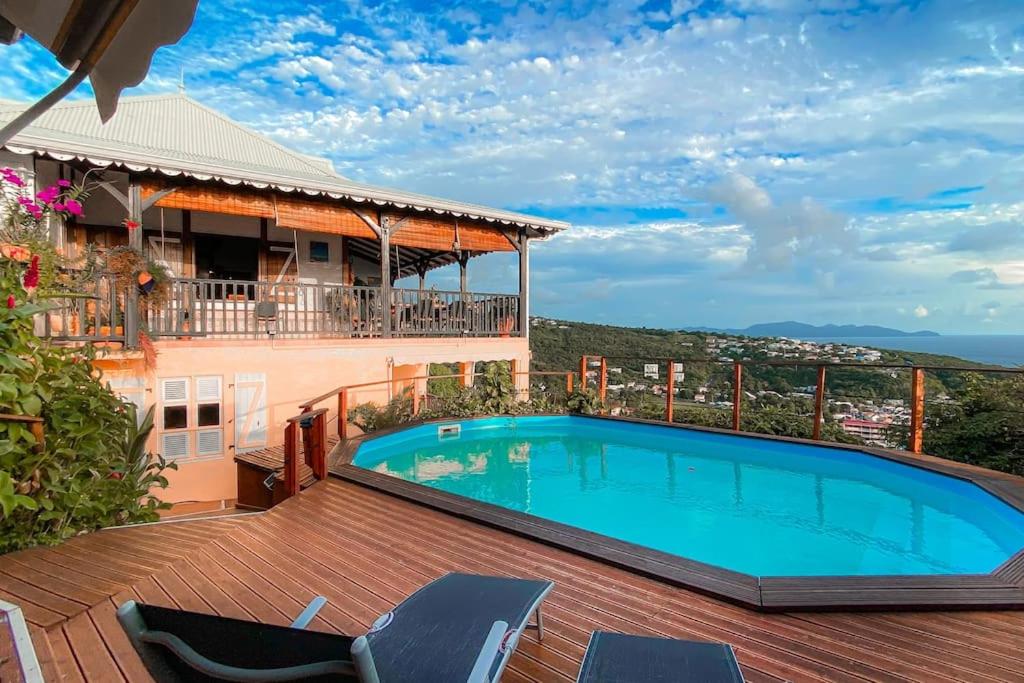una piscina en la terraza de una casa en Villa - Bleu Mer Caraïbes, en Case-Pilote