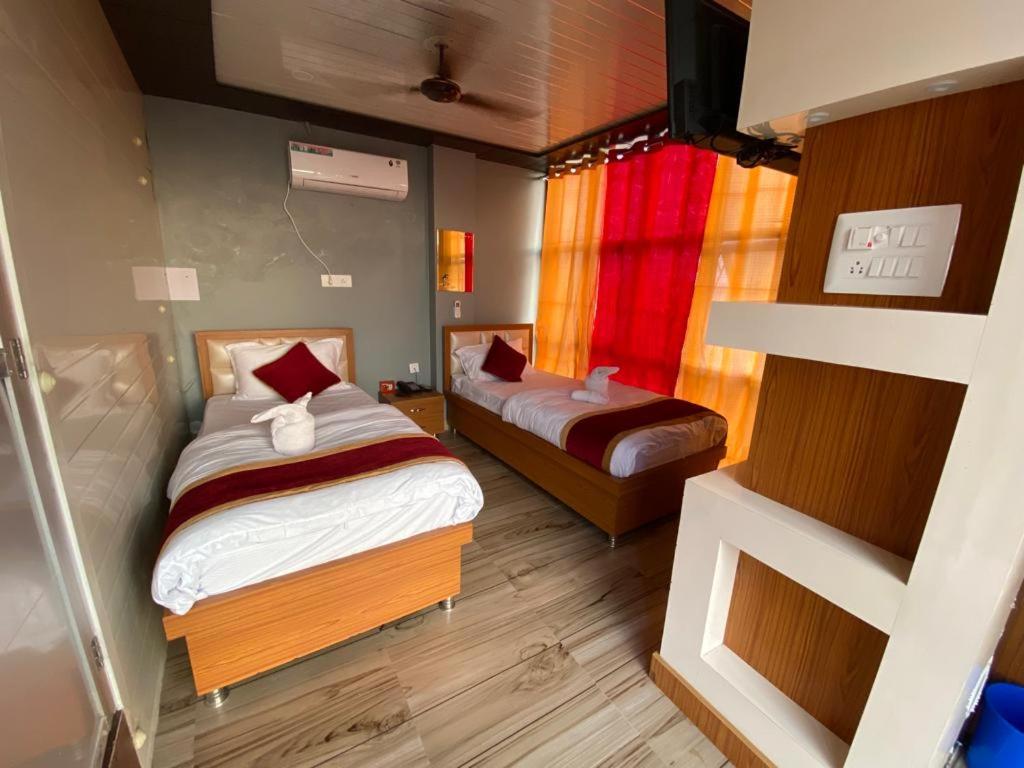 Postel nebo postele na pokoji v ubytování Hotel KJS Inn