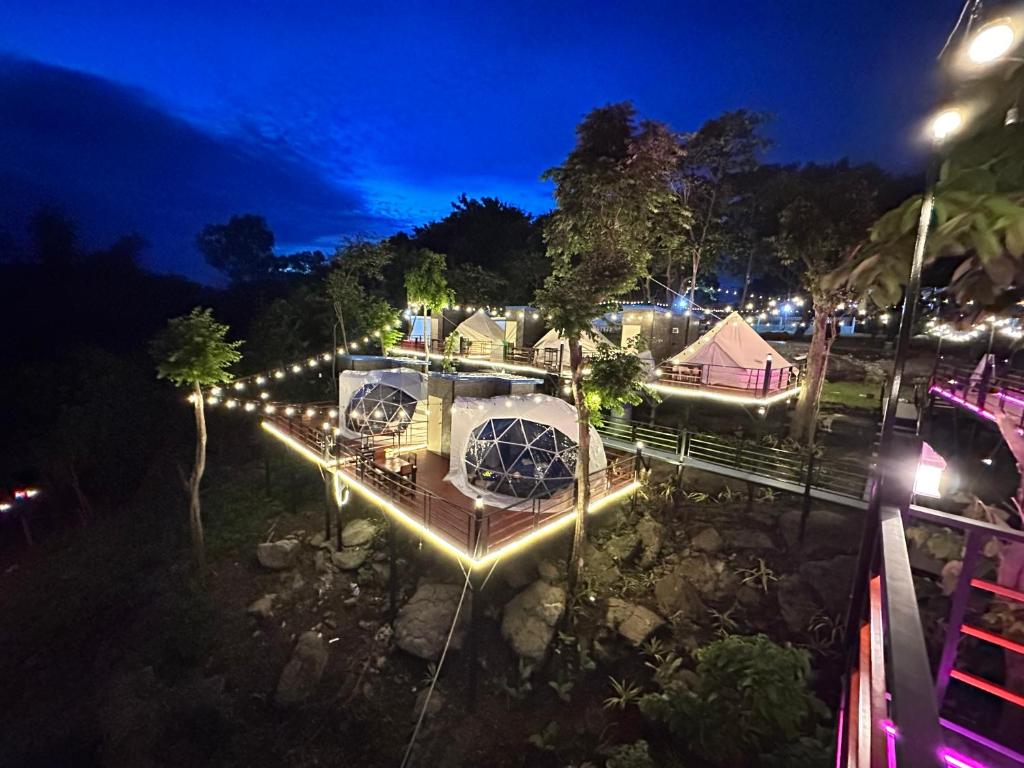 een luchtzicht op een huis 's nachts met verlichting bij ปลายเขื่อนแคมป์ปิ้ง in Sirindhorn