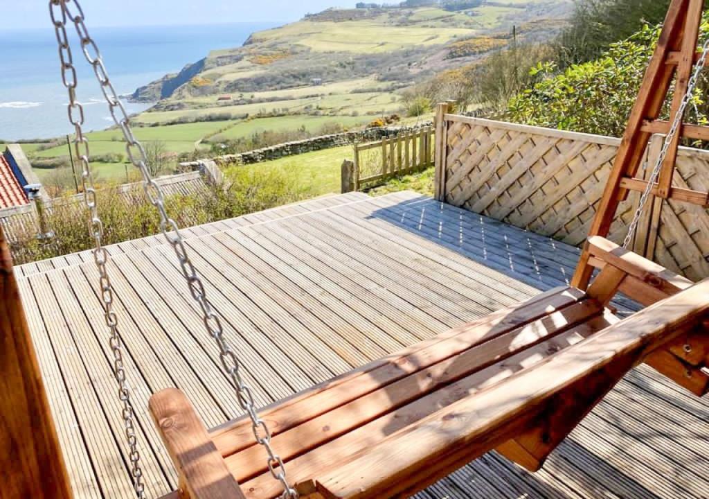 - une balançoire sur une terrasse avec vue sur l'océan dans l'établissement 2 Browcote Cottage, à Ravenscar