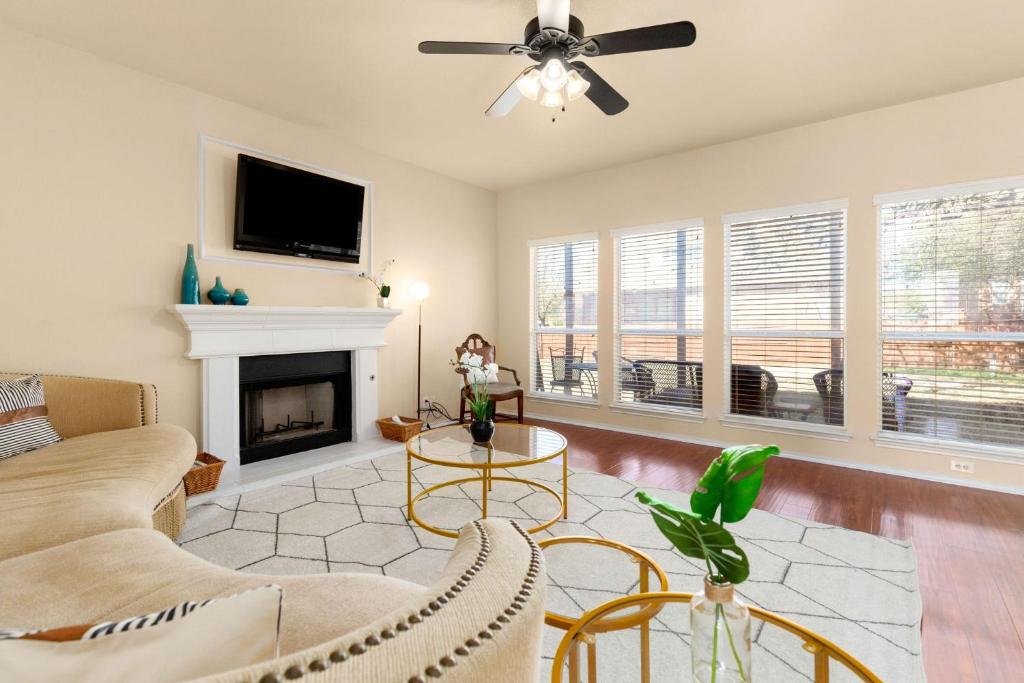 a living room with a fireplace and a tv at Sleep on the Cloud - 5 Bedrooms - Corner Lot in San Antonio