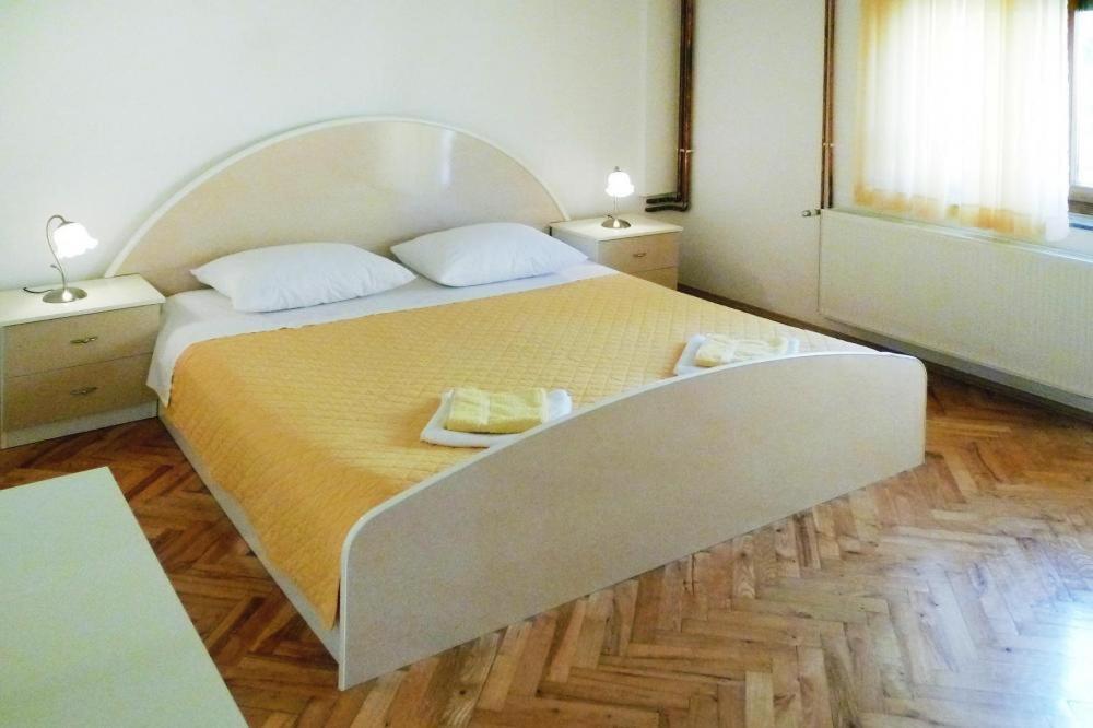 Łóżko lub łóżka w pokoju w obiekcie Apartment PINK in Starigrad Paklenica only 200 m from the sea