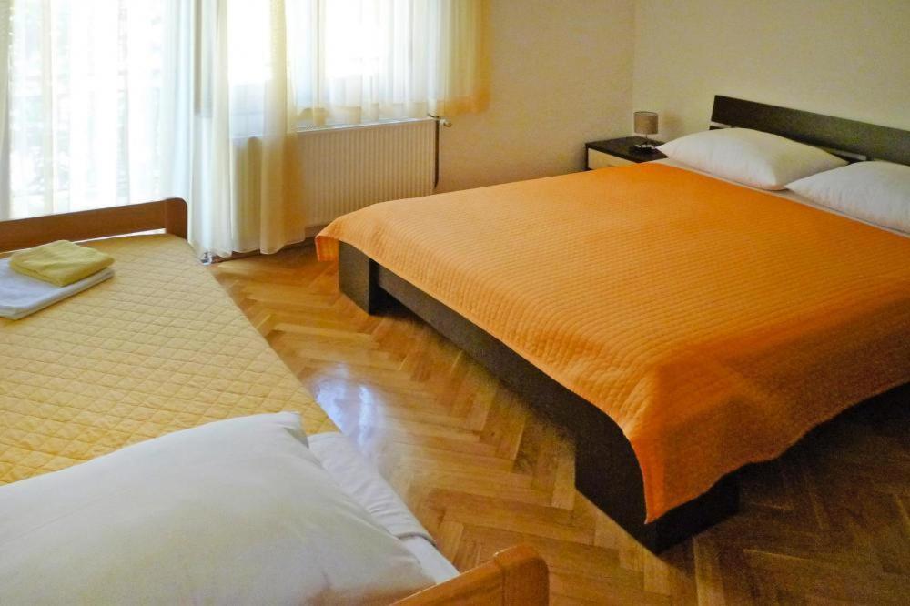 Łóżko lub łóżka w pokoju w obiekcie Apartment PINK in Starigrad Paklenica only 200 m from the sea